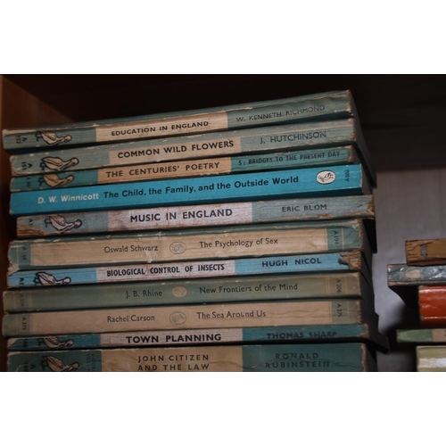154 - A COLLECTION OF PENGUIN AND PELICAN PAPERBACKS (48)