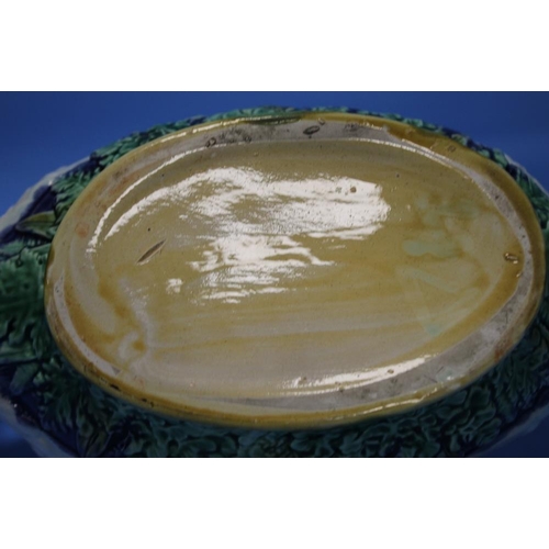 88 - A MAJOLICA TWIN HANDLED SWAN BOWL, NO MARKS