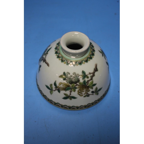 104 - AN ORIENTAL INVERTED BOWL SHAPED VASE WITH MARKS TO BASE, H 10 CM AND AN ORIENTAL BOWL WITH BASE, NO... 