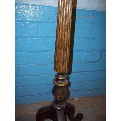 640 - AN ANTIQUE TORCHERE PLANT STAND