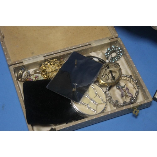102 - A QUANTITY OF COSTUME JEWELLERY