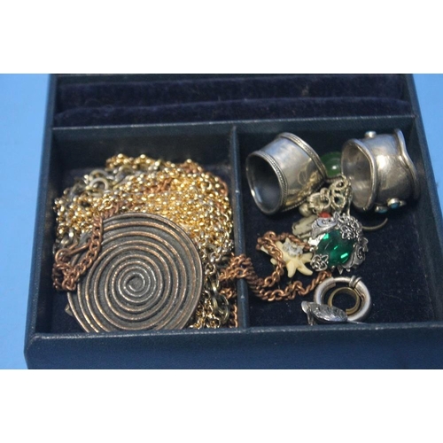 109 - A QUANTITY OF COSTUME JEWELLERY TO INCLUDE WHITE METAL