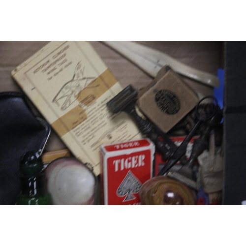 117 - A BOX OF COLLECTABLES TO INCLUDE VINTAGE PLAYERS TIN, PLAYING CARDS, A BEAKER ETC.