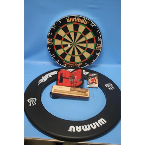 118 - A WINMAU DARTBOARD WITH COVER, DARTS AND FLIGHTS