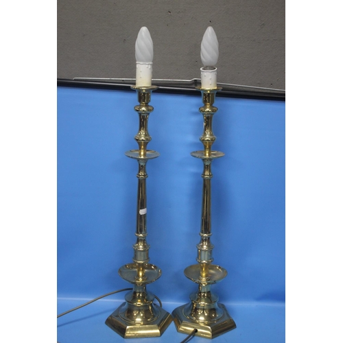 65 - A PAIR OF BRASS LAMPS H 67 CM WITHOUT BULBS