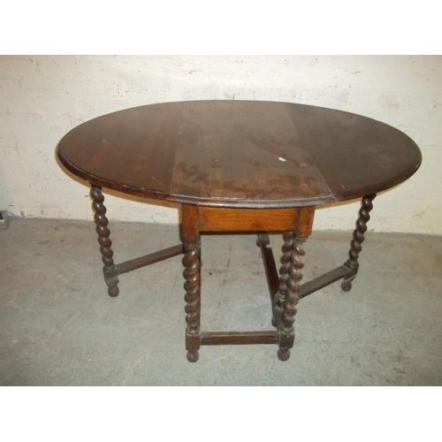 761 - AN OAK DROP LEAF TABLE WITH BARLEY TWIST LEGS, H 72 cm, W 90 cm, L with leaves up 121 cm, with leave... 