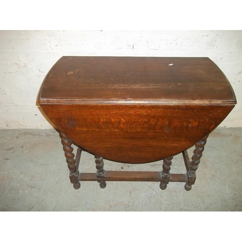 761 - AN OAK DROP LEAF TABLE WITH BARLEY TWIST LEGS, H 72 cm, W 90 cm, L with leaves up 121 cm, with leave... 