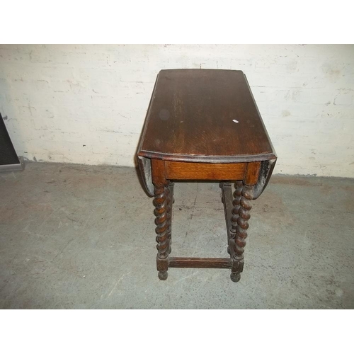 761 - AN OAK DROP LEAF TABLE WITH BARLEY TWIST LEGS, H 72 cm, W 90 cm, L with leaves up 121 cm, with leave... 