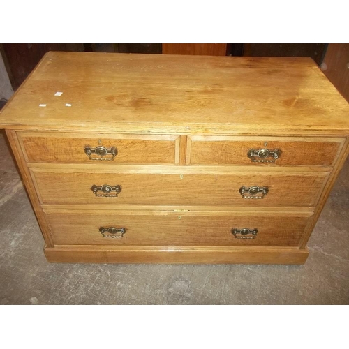 765 - AN OAK CHEST OF DRAWERS (TWO OVER TWO) WITH BRASS DROP SWAN NECK HANDLES