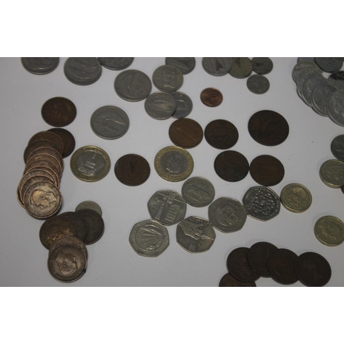 85 - A QUANTITY OF BRITISH AND WORLD COINS TO INCLUDE 50P PIECES, £2 COINS, TOKENS ETC.