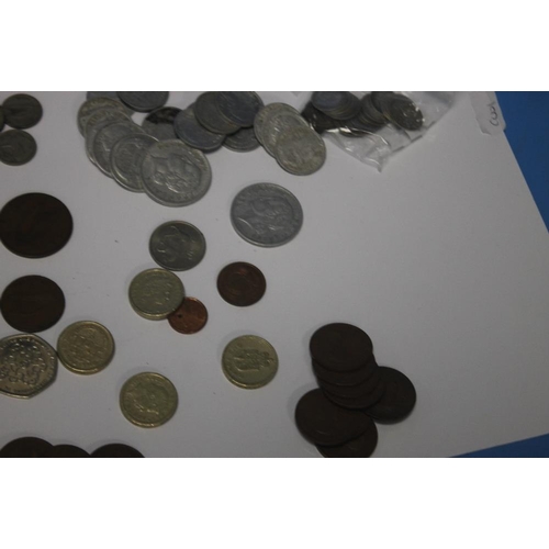 85 - A QUANTITY OF BRITISH AND WORLD COINS TO INCLUDE 50P PIECES, £2 COINS, TOKENS ETC.