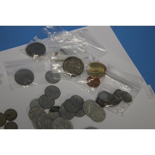 85 - A QUANTITY OF BRITISH AND WORLD COINS TO INCLUDE 50P PIECES, £2 COINS, TOKENS ETC.