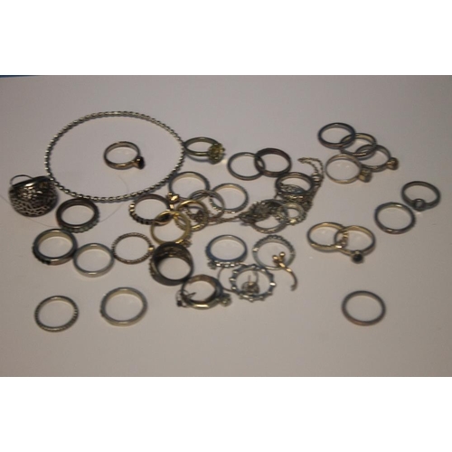 10 - A QUANTITY OF WHITE METAL DRESS RINGS