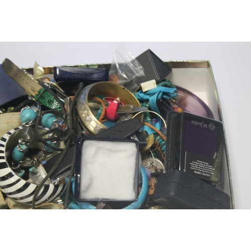 17 - A QUANTITY OF ASSORTED COSTUME JEWELLERY INCLUDING BRACELETS