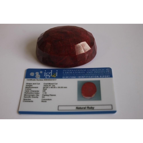 26 - AN IGL & I (INTERNATIONAL GEMOLOGICAL LABORATORIES AND INSTITUTE) CERTIFICATED NATURAL RUBY, oval mi... 