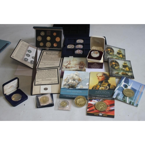 43 - A COLLECTION OF MODERN PROOF AND COMMEMORATIVE COINS AND MEDALS, to include a 1984 proof set, a silv... 