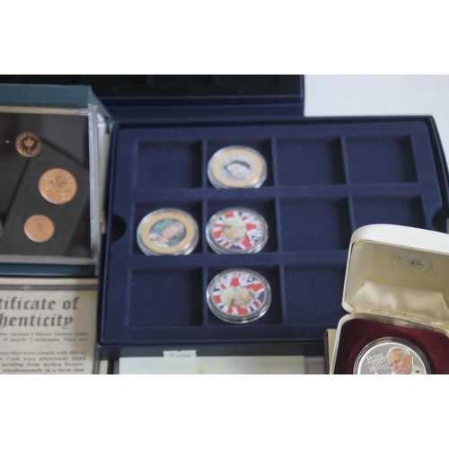 43 - A COLLECTION OF MODERN PROOF AND COMMEMORATIVE COINS AND MEDALS, to include a 1984 proof set, a silv... 