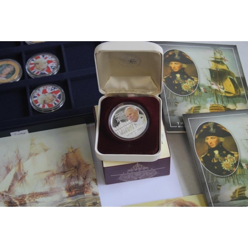 43 - A COLLECTION OF MODERN PROOF AND COMMEMORATIVE COINS AND MEDALS, to include a 1984 proof set, a silv... 