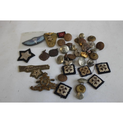 80 - A QUANTITY OF MILITARY BADGES AND BUTTONS