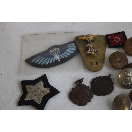 80 - A QUANTITY OF MILITARY BADGES AND BUTTONS