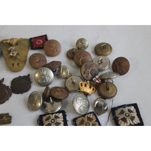 80 - A QUANTITY OF MILITARY BADGES AND BUTTONS