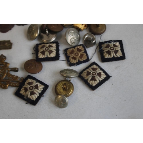 80 - A QUANTITY OF MILITARY BADGES AND BUTTONS