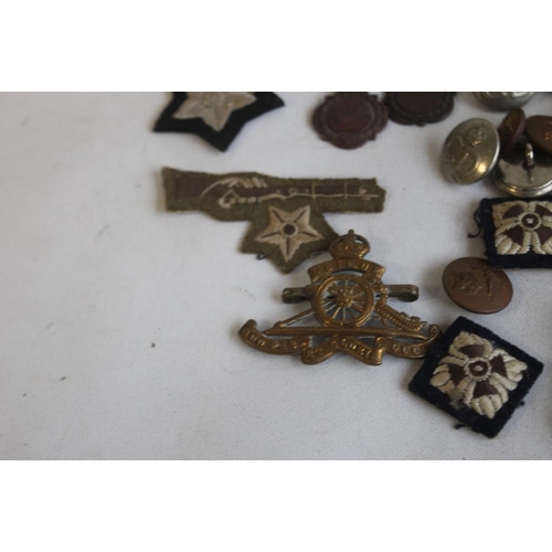 80 - A QUANTITY OF MILITARY BADGES AND BUTTONS