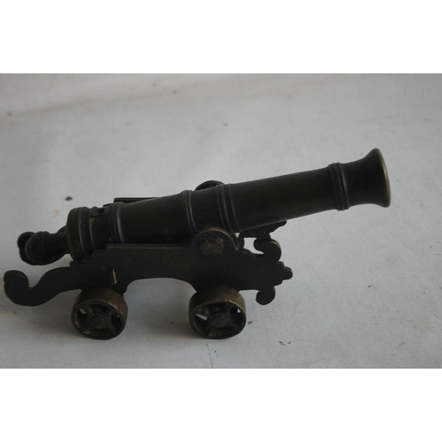 81 - A SMALL ANTIQUE SIGNAL CANNON OF 18TH CENTURY STYLE, mounted on a brass carriage and wheels, barrel ... 