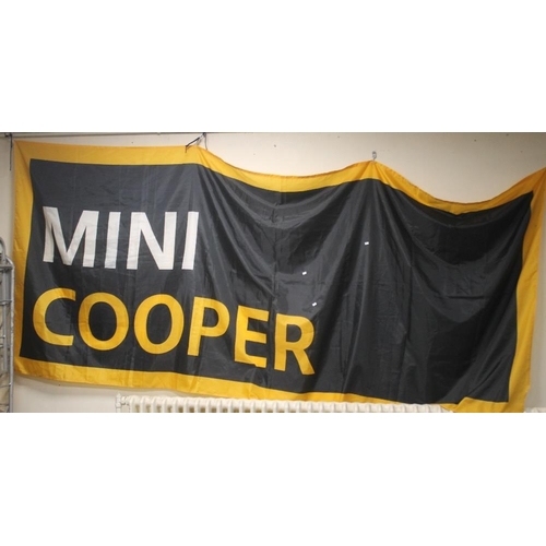 90 - A MINI COOPER ORIGINAL DEALERS SHOWROOM BANNER, in gold, black and white, approx. 145 x 350 cm