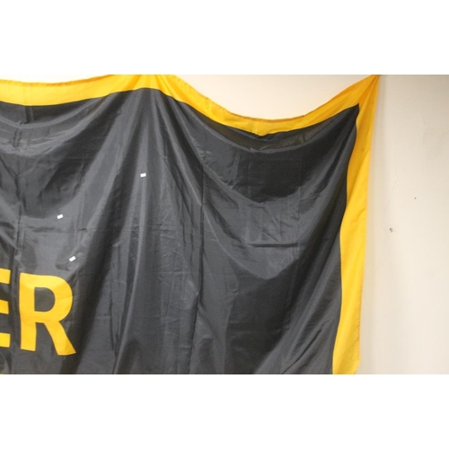 90 - A MINI COOPER ORIGINAL DEALERS SHOWROOM BANNER, in gold, black and white, approx. 145 x 350 cm