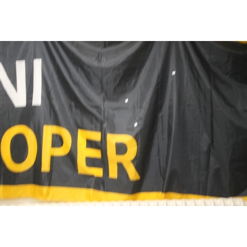 90 - A MINI COOPER ORIGINAL DEALERS SHOWROOM BANNER, in gold, black and white, approx. 145 x 350 cm