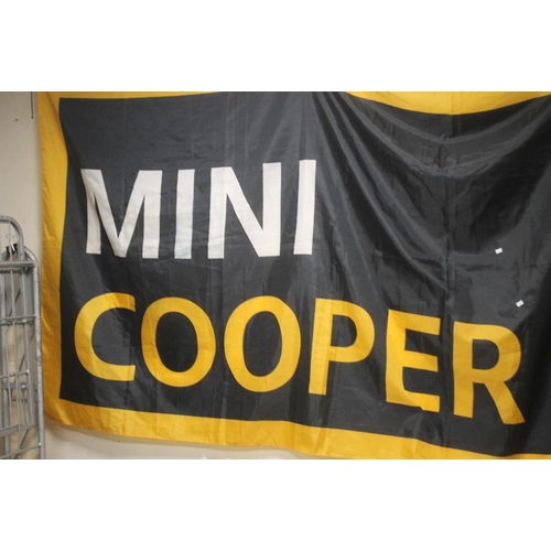 90 - A MINI COOPER ORIGINAL DEALERS SHOWROOM BANNER, in gold, black and white, approx. 145 x 350 cm