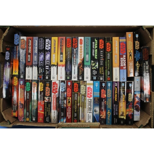 46 - A QUANTITY OF STAR WARS PAPERBACK BOOKS / NOVELS, published by Lucas Books, Bantam Books, Del Ray, (... 
