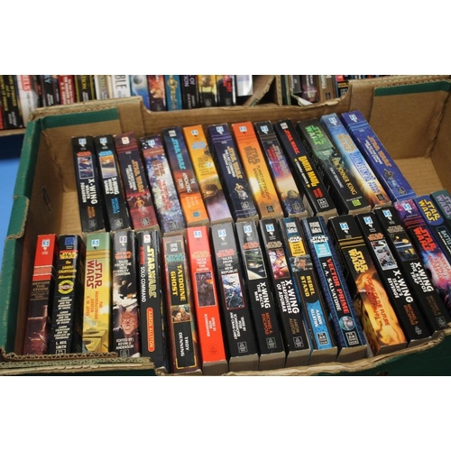 46 - A QUANTITY OF STAR WARS PAPERBACK BOOKS / NOVELS, published by Lucas Books, Bantam Books, Del Ray, (... 