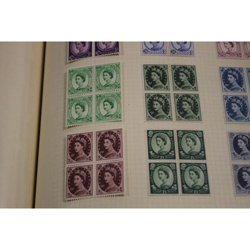 264 - STAMPS - GREAT BRITAIN 1,000 IN 9 ALBUMS FROM KG5, including P.V.C £1 (Fu) KG6 complete with blocks,... 