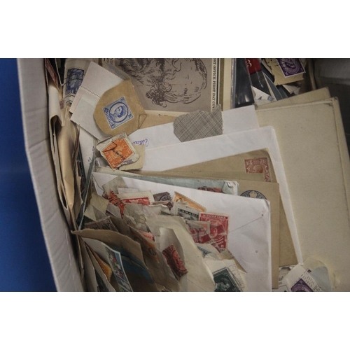 112 - A QUANTITY OF ASSORTED STAMPS LOOSE AND IN ALBUMS