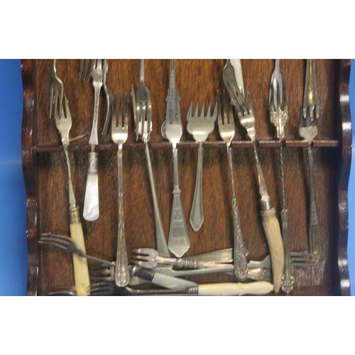 134 - A QUANTITY OF ASSORTED CAKE FORKS