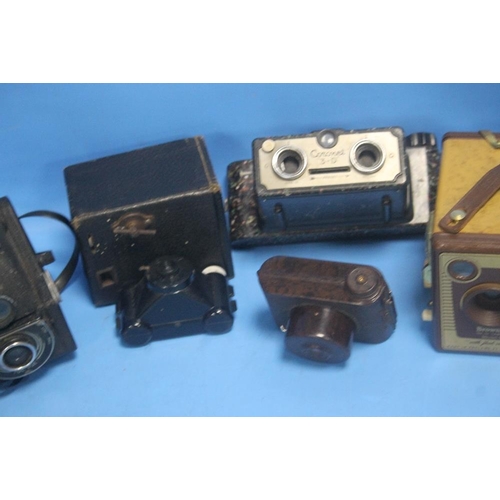 137 - A QUANTITY OF VINTAGE CAMERAS TO INCLUDE A CORONET, BROWNIE ETC