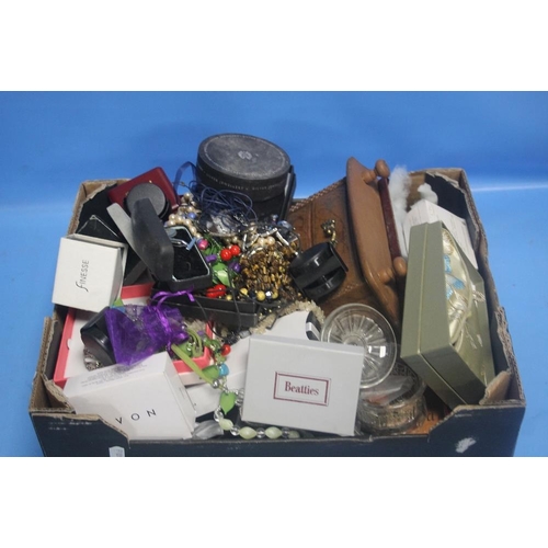 139 - A QUANTITY OF ASSORTED COSTUME JEWELLERY