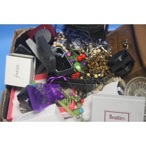 139 - A QUANTITY OF ASSORTED COSTUME JEWELLERY