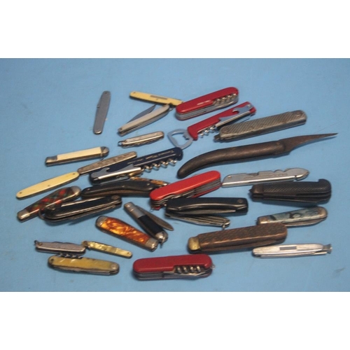 144 - VINTAGE PENKNIFE'S AND POCKET KNIFES INCLUDES SOME MILITARY ISSUES