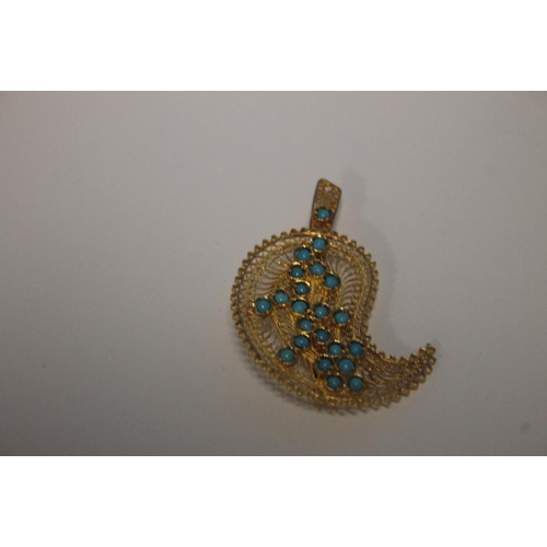 146 - AN 18CT GOLD BROOCH