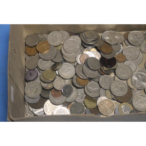 155 - A QUANTITY OF BRITISH AND FOREIGN COINS