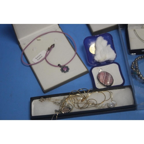 160 - A QUANTITY OF COSTUME JEWELLERY