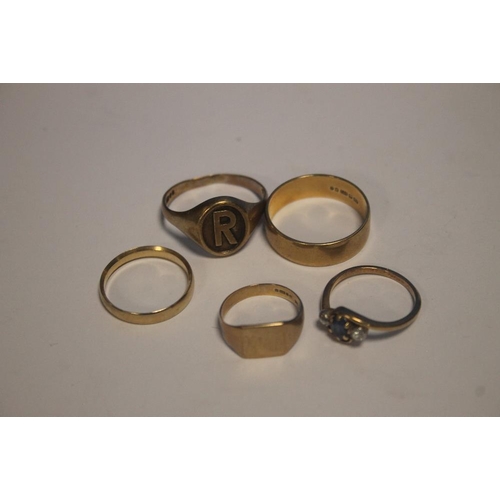 171 - FIVE 9CT GOLD RINGS, TO INCLUDE A DRESS RING, WEDDING BANDS ETC (APPROX WEIGHT 14.6 GRAMS)