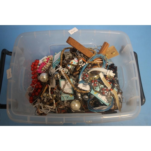 191 - A TUB OF COSTUME JEWELLERY INCLUDING BANGLES