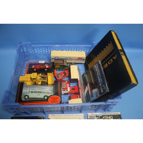 197 - A TRAY OF MAINLY UNBOXED DIECAST VEHICLES TO INCLUDE LLEDO, MATCHBOX ETC TOGETHER WITH A SMALL FOLDE... 