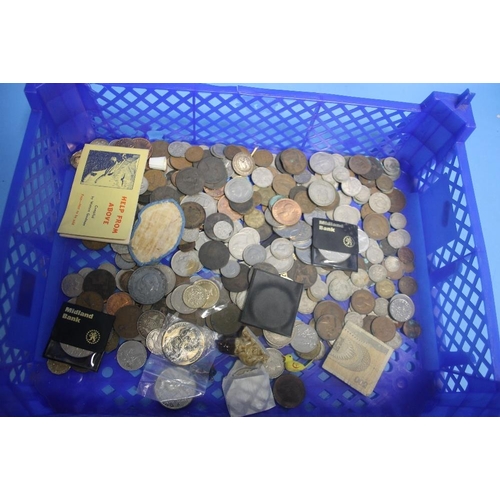 200 - A TRAY OF MAINLY BRITISH COINAGE TO INCLUDE DECIMAL COIN SET, ALBUM, ETC