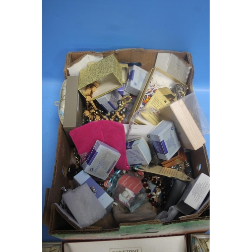 210 - A TRAY OF COSTUME JEWELLERY TO INCLUDE AVON EXAMPLES, WRISTWATCH ETC