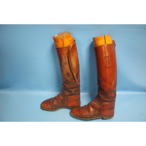 226 - A PAIR OF ANTIQUE LEATHER RIDING BOOTS AND TREES POSSIBLY WORLD WAR 1 OFFICERS